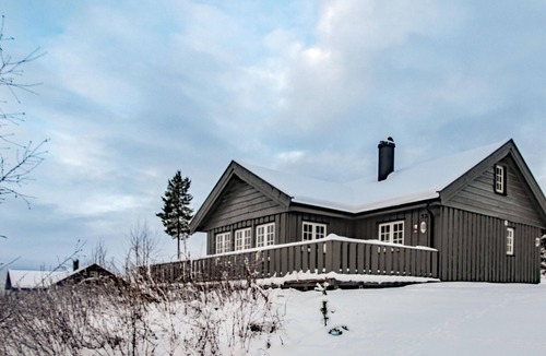 Amot House | Spend a quiet vacation in a beautiful cottage surrounded by beautiful countryside.