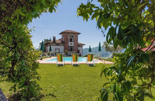 Mologno Villa | Splendid Liberty villa overlooking the lush green Tuscan valleys and mountains