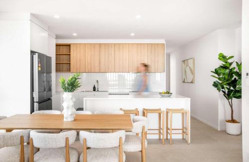 Birtinya Apartment | St Clair Luxury Lake Kawana Living
