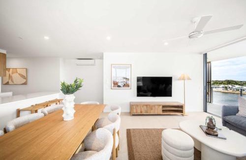 Birtinya Apartment | St Clair Luxury Lake Kawana Living
