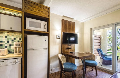 Frydendal Condo | St. Thomas! King Bed Studio - Pool, Kitchenette, Private Balcony and Beach, WiFi