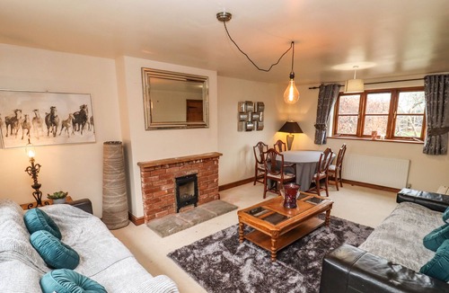 Ardens Grafton House | STABLE COTTAGE, family friendly, with open fire in Welford-On-Avon