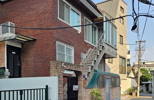 Cheongunhyoja-dong House | Stay JoyㅡEntire 6-Bedroom House for Large Families & Groups (up to 17)ㅡSeoul