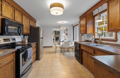 Ashwaubenon House | Steps to Lambeau · Garage Lounge · Fire Pit