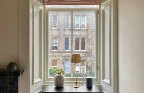 Stockbridge Apartment | Stockbridge ‘Little Gem’ Flat, Sleeps 3
