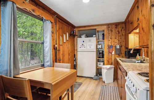 Sturgeon Bay Cabin | Stony Shore Cabin - Charming cabin from yesteryear