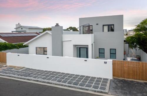 Westcliff Apartment | Studio 98 - Double Story Apartment 300m from cliff path