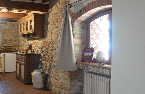 Buti Apartment | Studio Apartment 'Il Nido Di Delia' with Shared Pool, Private Terrace and Wi-Fi