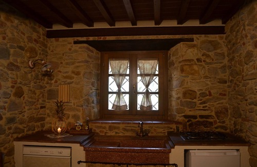 Buti Apartment | Studio Apartment 'Il Nido Di Delia' with Shared Pool, Private Terrace and Wi-Fi