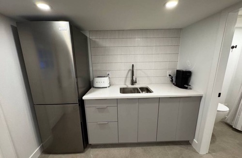 Central Lonsdale Apartment | Studio Suite - A great suite for ski bums on the North Shore! (Ski storage incl)