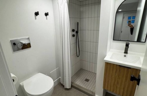 Central Lonsdale Apartment | Studio Suite - A great suite for ski bums on the North Shore! (Ski storage incl)