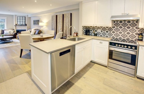 Whistler Creekside Condo | Stunning 1BR:Sleeps 2 Comfortably ,Balcony,Hot Tub,Pool+ BBQ,Walk to Everything!