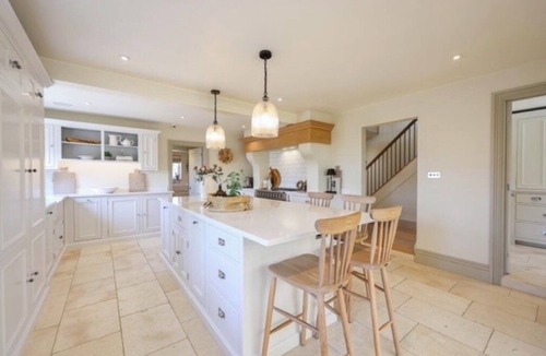 Saintbury House | Stunning 5 bed home close to Stratford with fantastic gardens/tennis court.