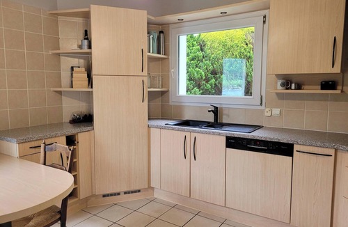 Doussard House | Stunning Annecy lake&mountain views, 3min walk to beach. Great disc. weekly rate