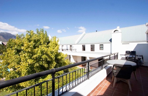 Stellenbosch Villa | Stunning apartment on championship golf course, winery, security estate, views