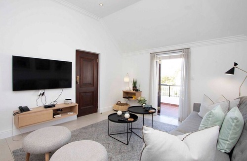 Stellenbosch Villa | Stunning apartment on championship golf course, winery, security estate, views