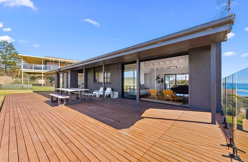 Malua Bay House | Stunning Clifftop Oasis: Breathtaking Ocean Views