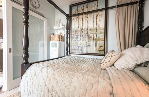 Bay Cloverhill Apartment | Stunning condo with fantastic view of the city!