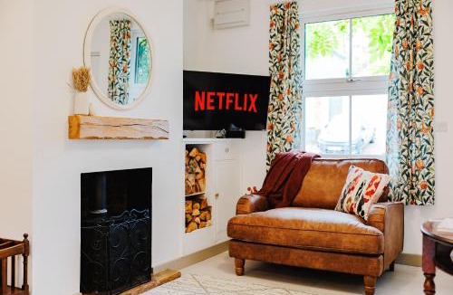 Kenilworth House | Stunning Family Cottage in Kenilworth, Free Parking, Walk To The Castle, Free Amazon Prime, Disney & Netflix