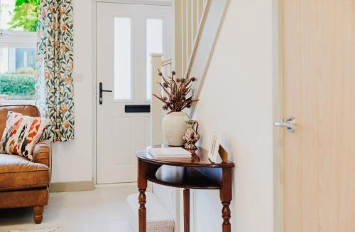 Kenilworth House | Stunning Family Cottage in Kenilworth, Free Parking, Walk To The Castle, Free Amazon Prime, Disney & Netflix