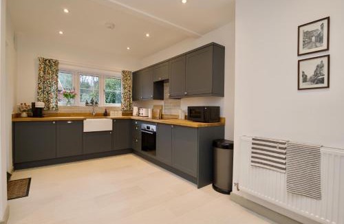 Kenilworth House | Stunning Family Cottage in Kenilworth, Free Parking, Walk To The Castle, Free Amazon Prime, Disney & Netflix