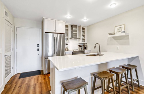 Harbour Town Condo | Stunning Harbour Town Penthouse Flat in Sea Pines, Spectacular Location!