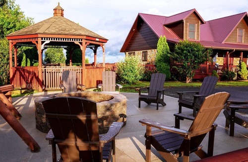 Dobson Cabin | Stunning Luxury Cabin Rental with Hot Tub near Blue Ridge Mountains of North Carolina