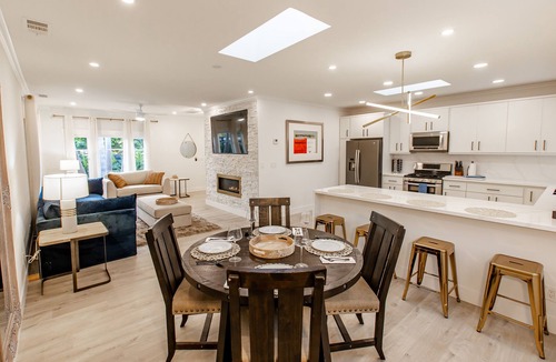 Hillcrest House | Stunning New Grand Villa! Amazing Amenities, Best Location Parking HutTub Tub AC