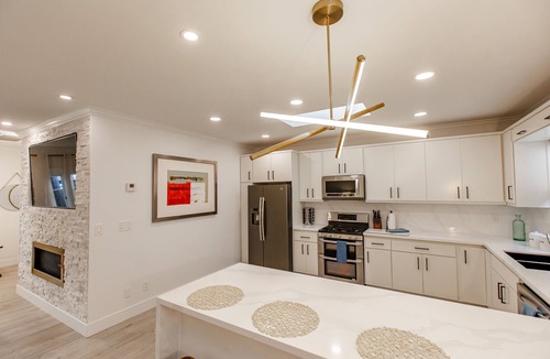 Hillcrest House | Stunning New Grand Villa! Amazing Amenities, Best Location Parking HutTub Tub AC