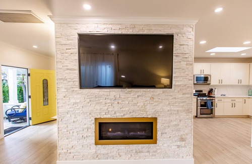 Hillcrest House | Stunning New Grand Villa! Amazing Amenities, Best Location Parking HutTub Tub AC