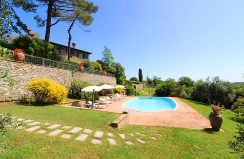 Monte San Savino Villa | Stunning private villa for 10 people with WIFI, private pool, TV and pets allowed