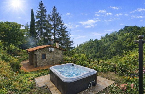 Macchino House | Stunning private villa for 2 people with WIFI, A/C, hot tub, TV, patio and pets allowed