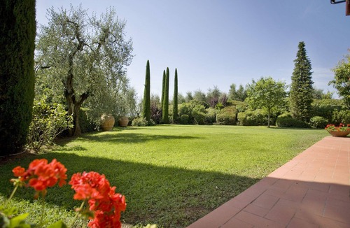 Palaia Villa | Stunning private villa for 8 guests with A/C, WIFI, private pool, TV and patio