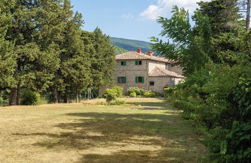 Londa Villa | Stunning private villa for 22 guests with WIFI, pool, TV, patio and pets allowed