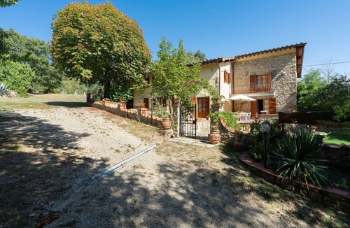 Dicomano Villa | Stunning private villa for 8 people with WIFI, private pool, hot tub, TV and panoramic view