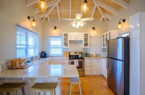 Estate Hull House | Stunning views + 3 Mins to Hull Bay + Quiet Escape