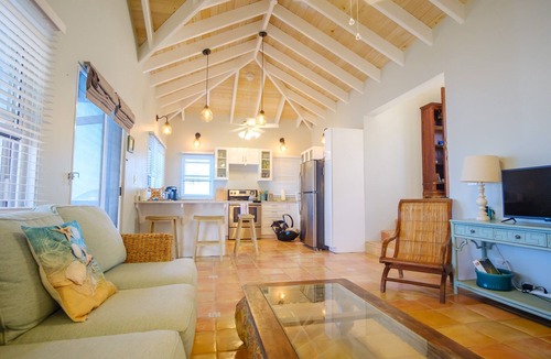 Estate Hull House | Stunning views + 3 Mins to Hull Bay + Quiet Escape