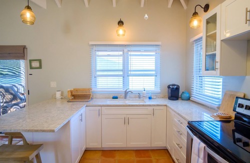 Estate Hull House | Stunning views + 3 Mins to Hull Bay + Quiet Escape