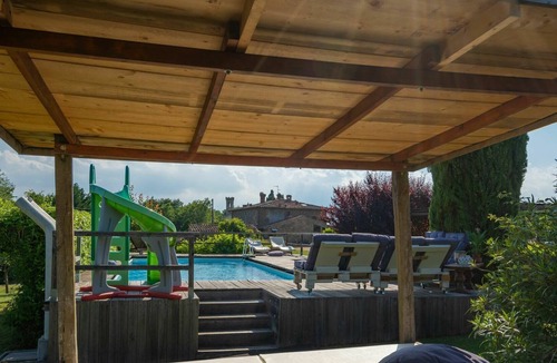 Twist Villa | Stunning villa for 6 people with WIFI, private pool, TV, patio, pets allowed and parking