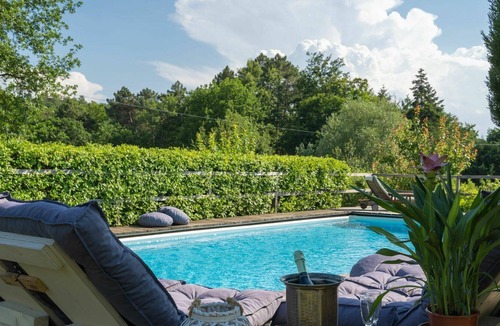 Twist Villa | Stunning villa for 6 people with WIFI, private pool, TV, patio, pets allowed and parking