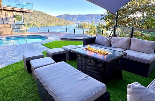 District of North Vancouver Villa | ✨Stunning Waterfront views Retreat Villa, 5 Bed, 5 Bath, Pool, Sauna, Hot tub✨