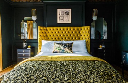 Old Windsor House | Stunningly Unique 4 Bed House in The Windsor Tapestries by Casa by Grace - Sleeps 7-9, Private Hot Tub Hire, Free Parking, Dog Friendly, Legoland, Windsor Castle
