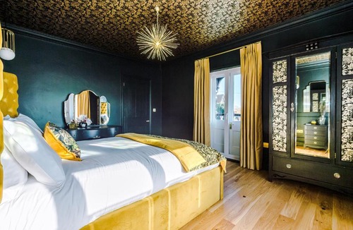 Old Windsor House | Stunningly Unique 4 Bed House in The Windsor Tapestries by Casa by Grace - Sleeps 7-9, Private Hot Tub Hire, Free Parking, Dog Friendly, Legoland, Windsor Castle