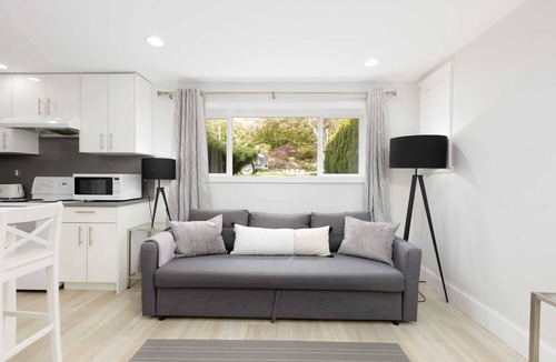 District of North Vancouver Apartment | Stylish 1BR Suite in North Vancouver 10 mins ski