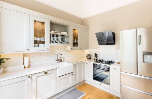 Lillington Apartment | Stylish 2Bed in Leamington Spa with Parking - Pass The Keys