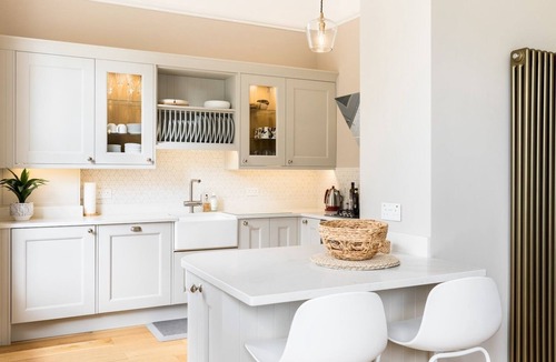 Lillington Apartment | Stylish 2Bed in Leamington Spa with Parking - Pass The Keys