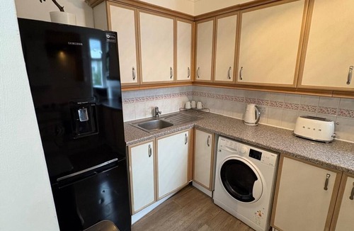 Highbury West Apartment | Stylish 2BR - 1 Min to Emirates - 4 Min to Underground - Sleeps 6