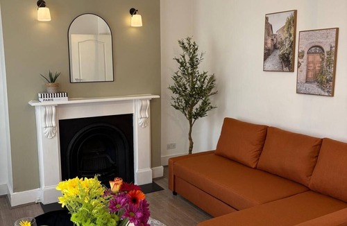 Highbury West Apartment | Stylish 2BR - 1 Min to Emirates - 4 Min to Underground - Sleeps 6