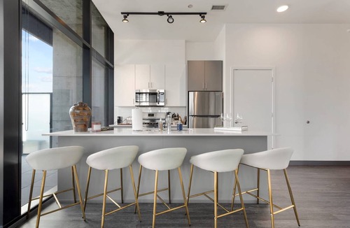 West Loop Apartment | Stylish 2BR Retreat in Fulton Market for Getaways
