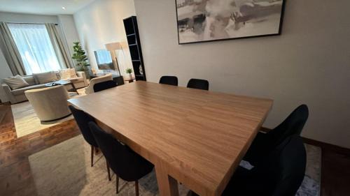 Church and Wellesley House | Stylish 4BR Toronto House Backyard Dinners